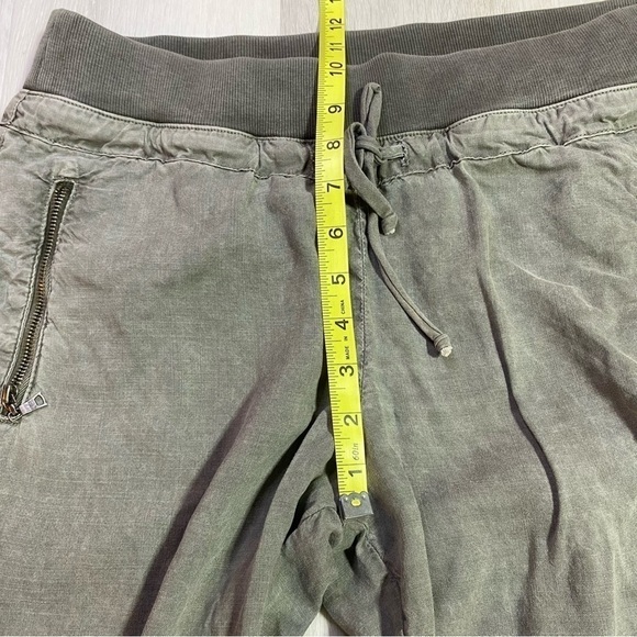 Bella Dahl Washed Army Green Zip Pocket Jogger, Size Medium - Picture 9 of 10